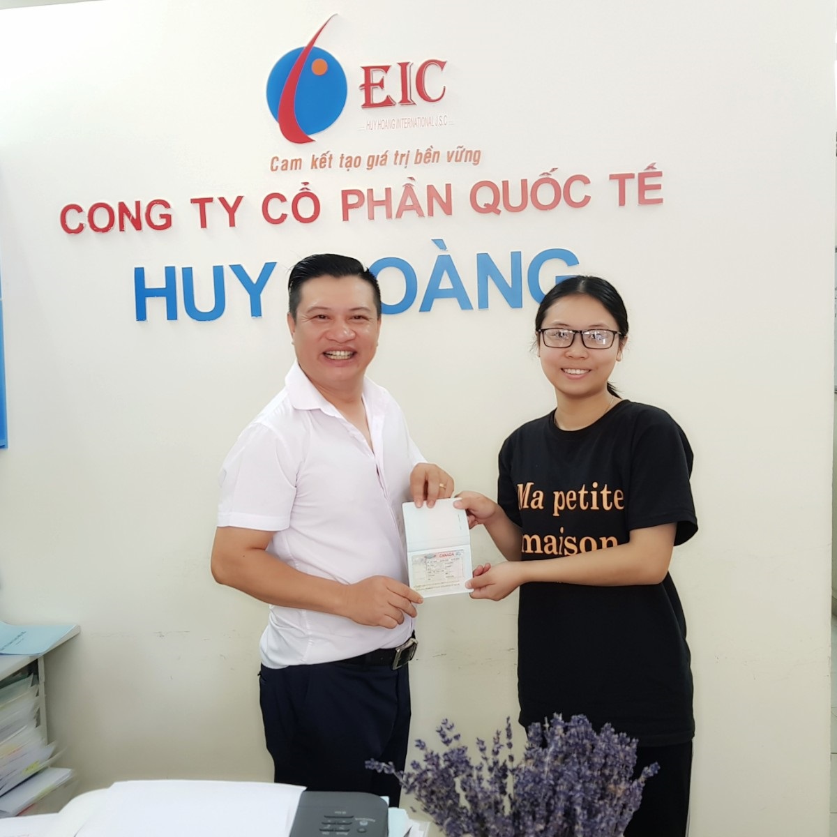 TGĐ trao visa Canada cho em Phạm Thị Diệu Linh